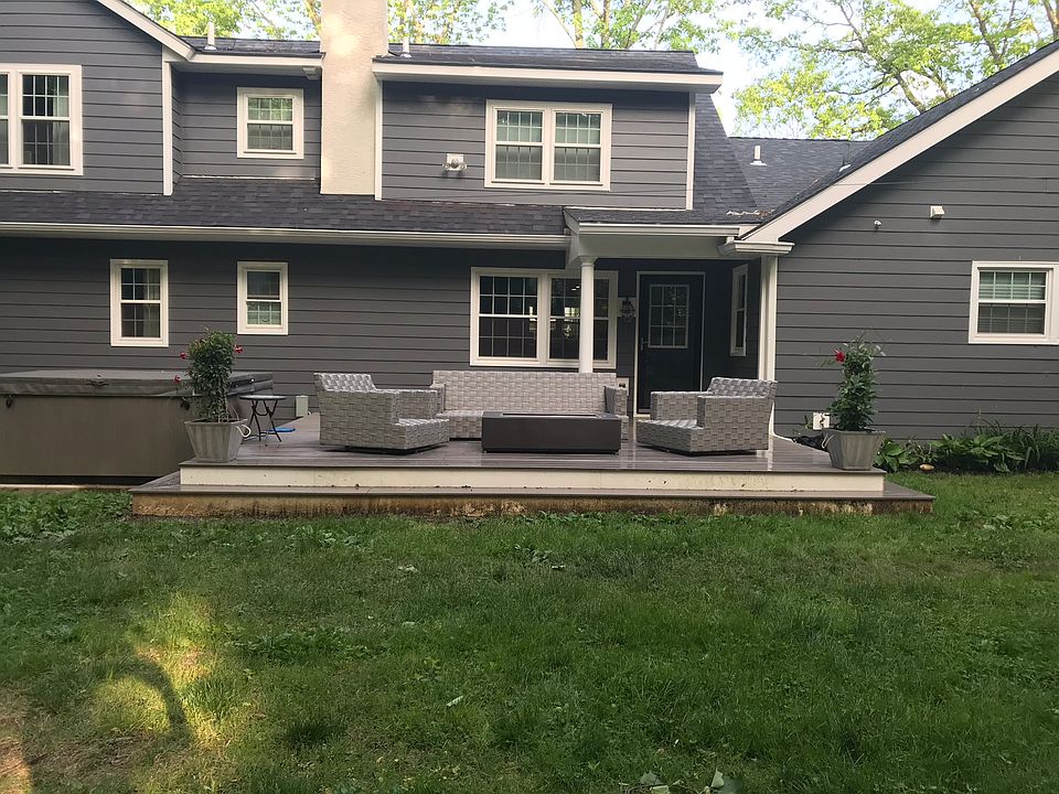 2nd image of 333 Oakwood Ln