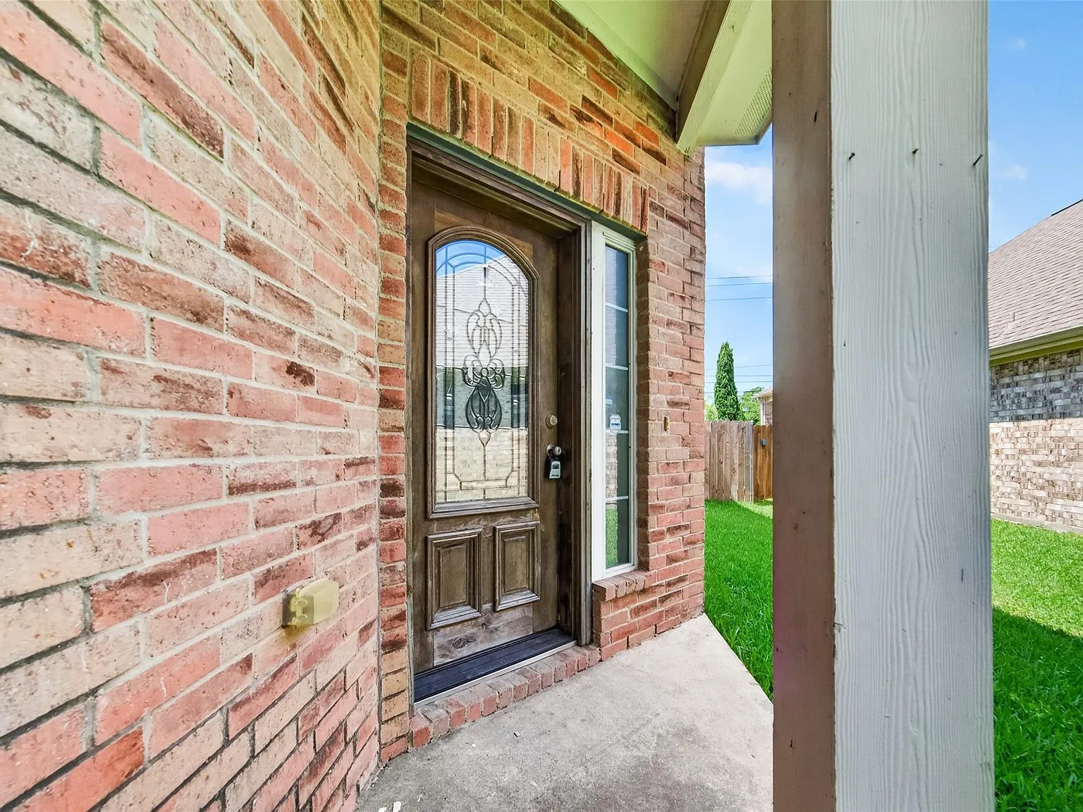 4 bed, 2.5 bath, 2500 sqft, $2,200 — Photo 3