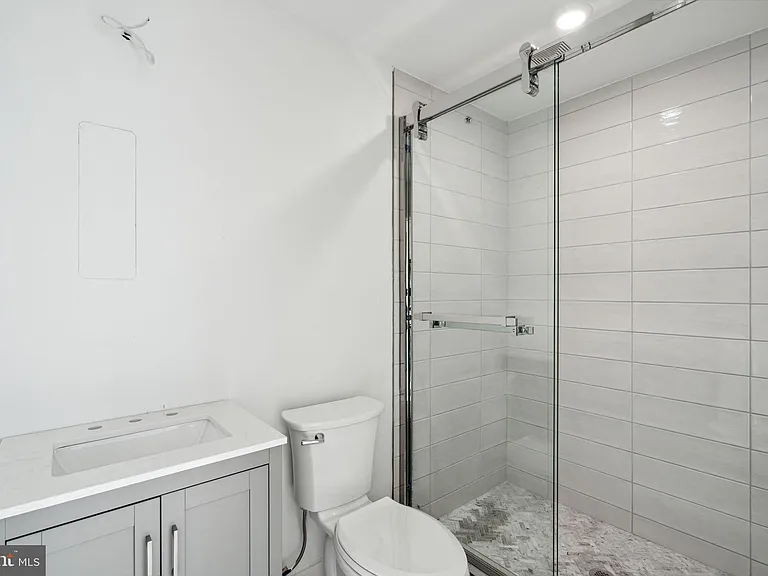 1112-16 E Berks St #210 — Photo 8