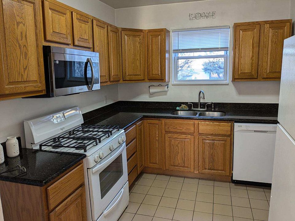Kitchen
New dishwasher, New microwave,
stove, frig., granite counters