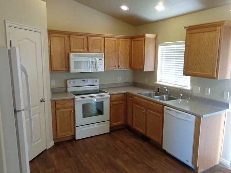 2022 E Juniper Dr — Photo 2