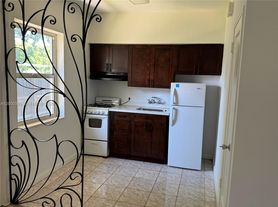 2499 SW 27th St, Miami, FL