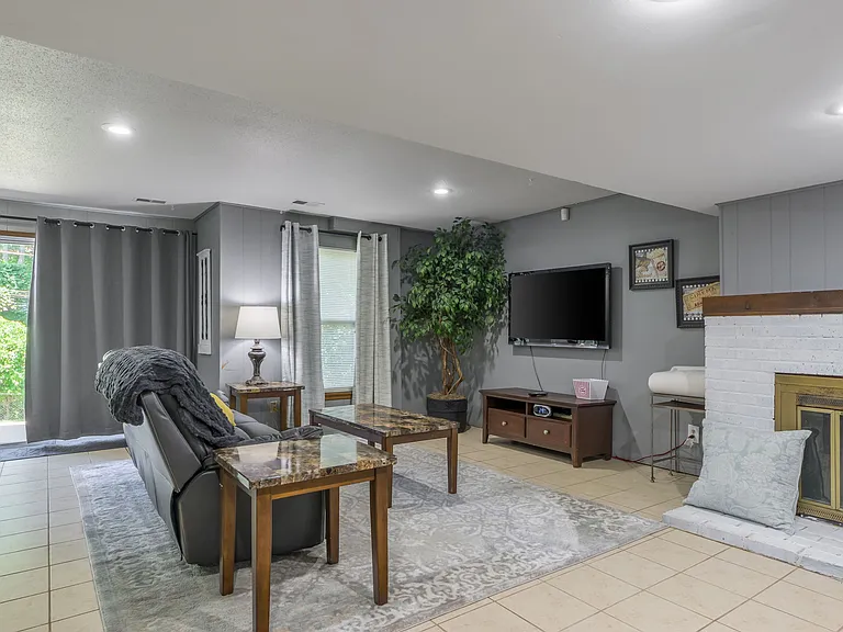 5221 N Central St — Photo 17