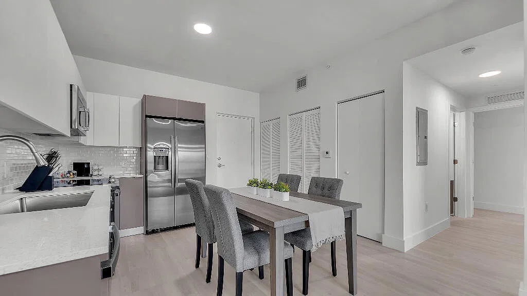 2 bed, 2.0 bath, 884 sqft, $2,475 — Photo 4
