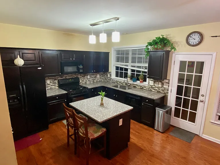 1368 Thornborough Dr — Photo 3