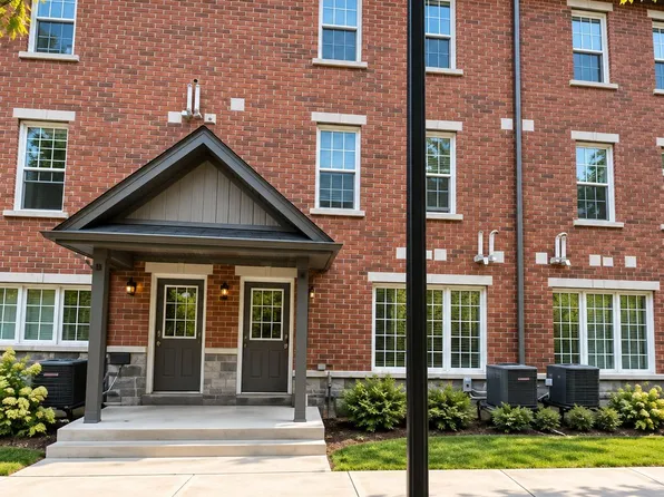 242 Penetanguishene Rd #10, Barrie, ON L4M 7C2