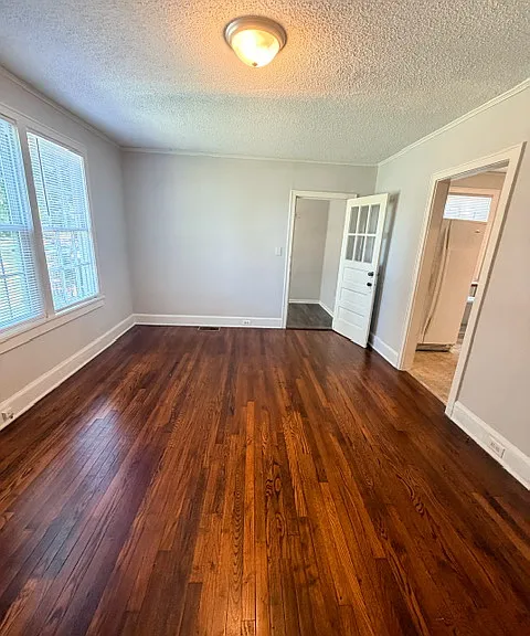 1549 Victory St — Photo 2