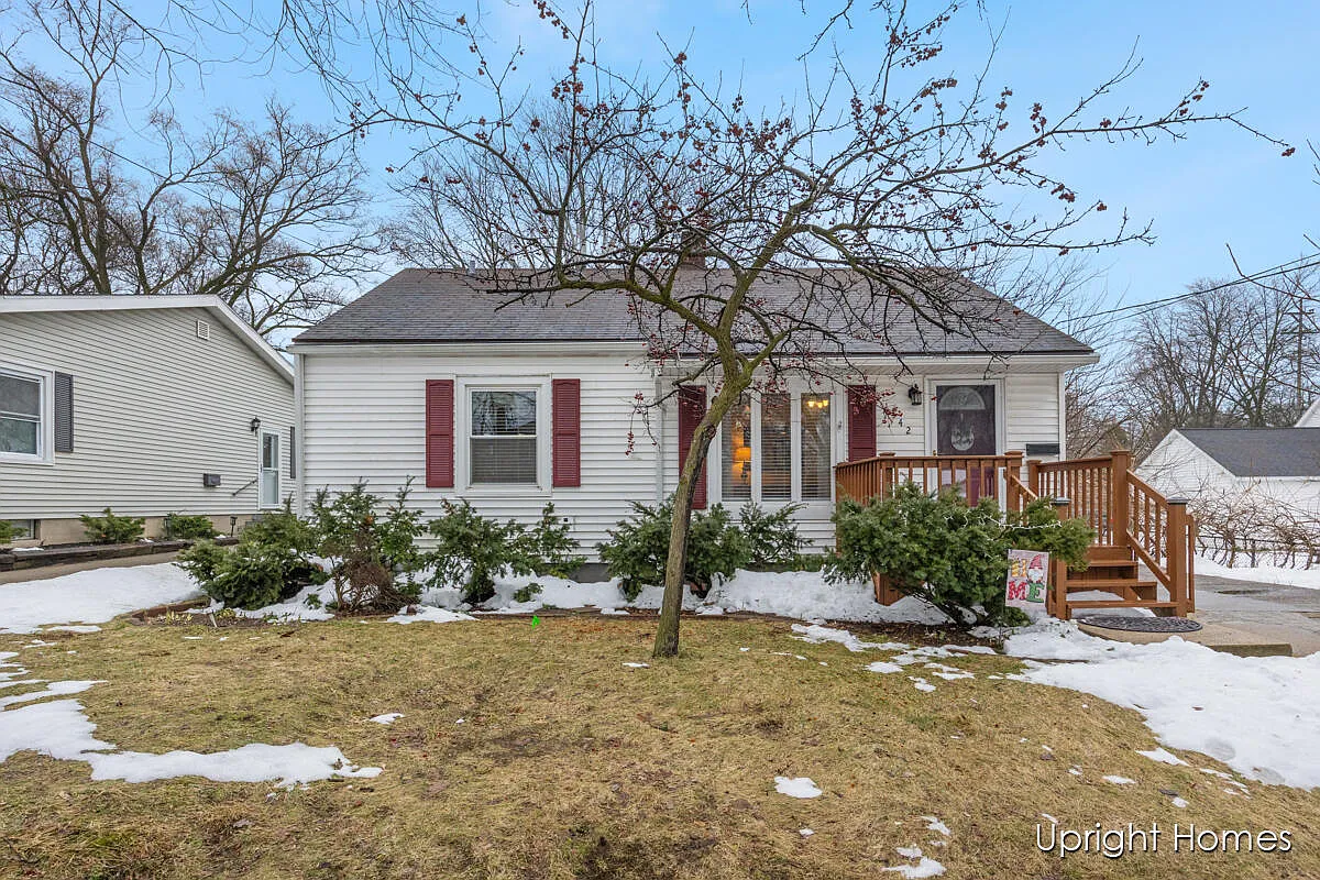 1542 Cambridge Dr SE photo 1