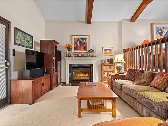 3rd image of 19 Fox Trail Dr