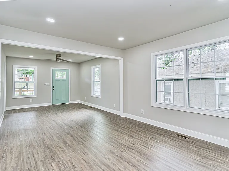 115 Sterling St — Photo 2