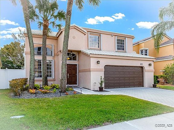 5th image of 827 NW 155th Ter