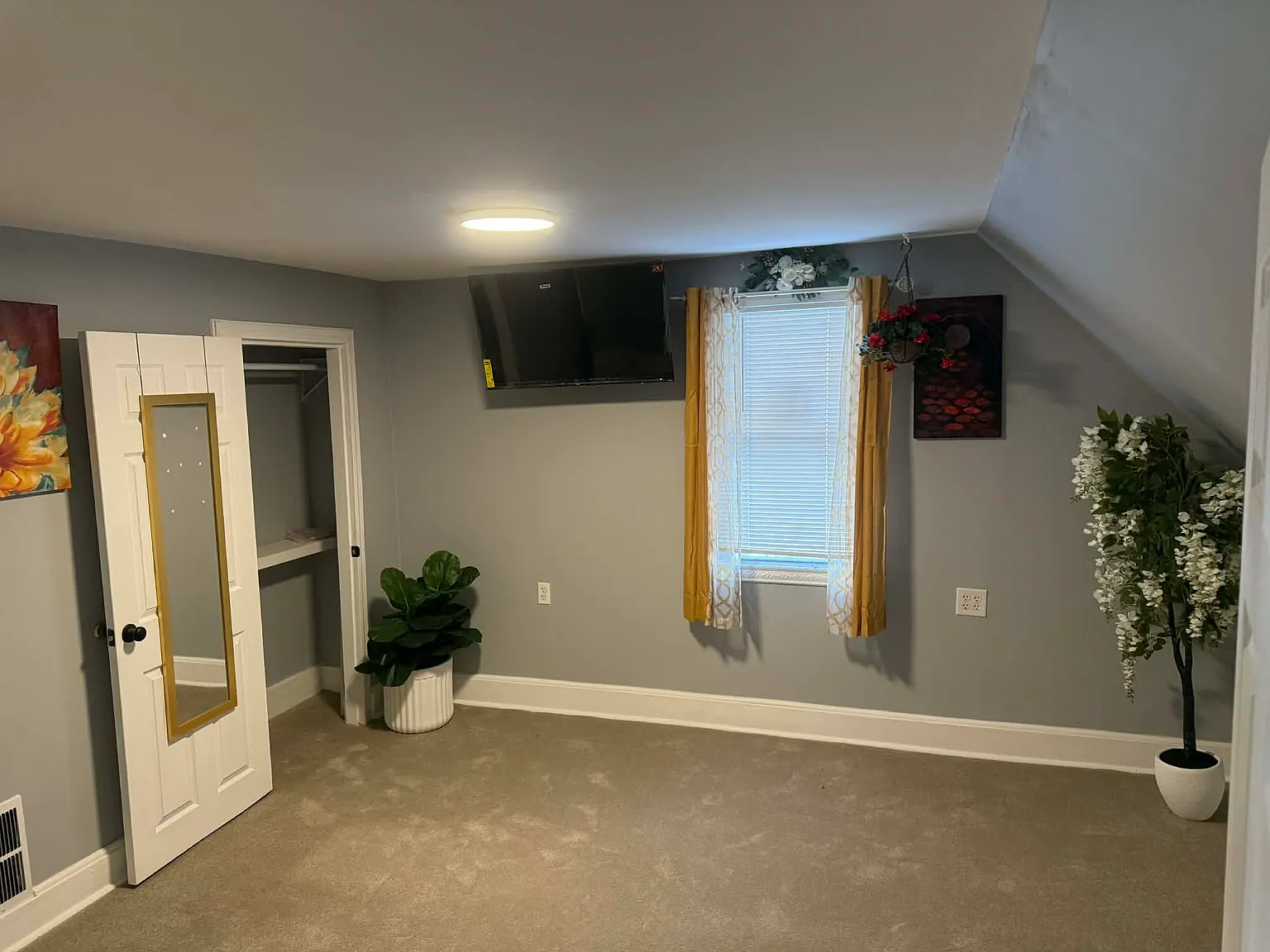 3 bed, 1100 sqft, $2,100 — Photo 4