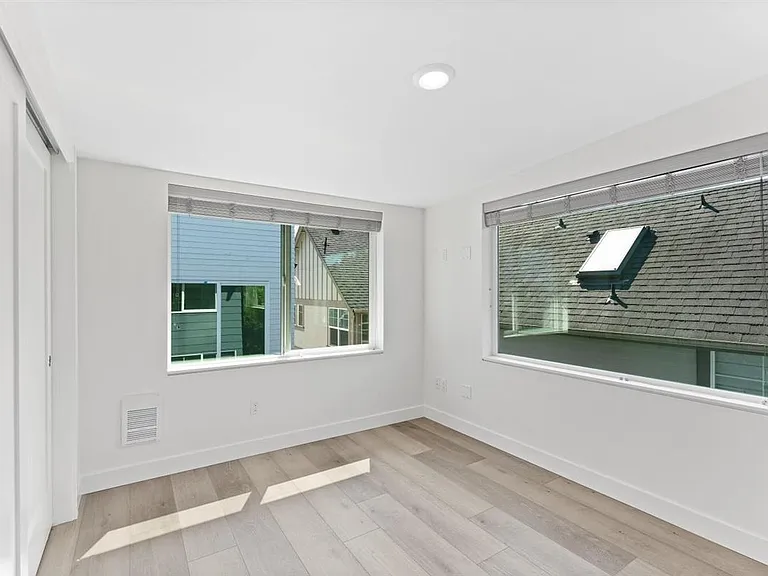 5810 Roosevelt Way NE #B — Photo 12
