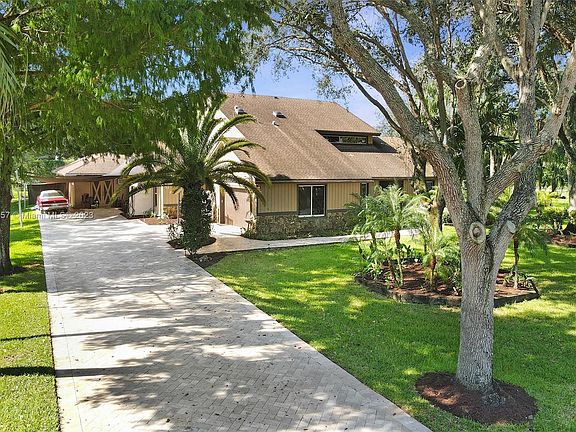 4th image of 2851 SW 141st Ter