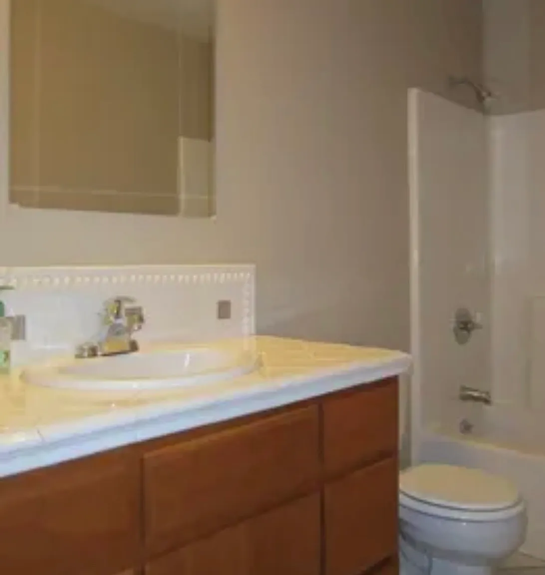 5 bed, 1933 sqft, $4,400 — Photo 3