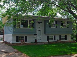 805 Orchard Rd, Marion, IA 52302