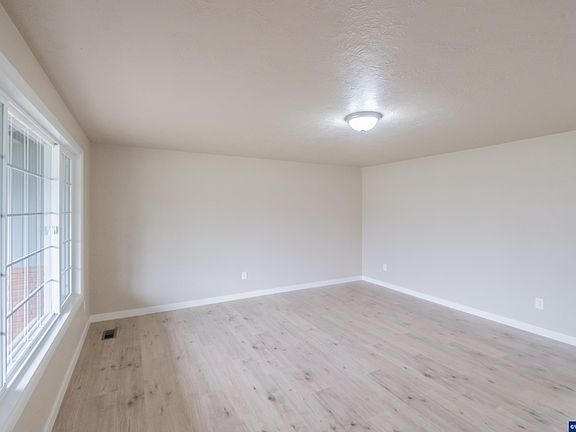 5th image of 562 Connecticut Ave SE