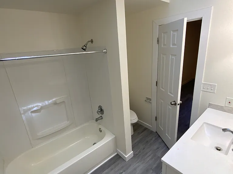 Main bath w/ access to the primary bdr