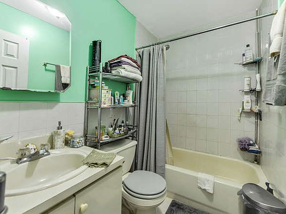 5th image of 11634 Merrick Blvd