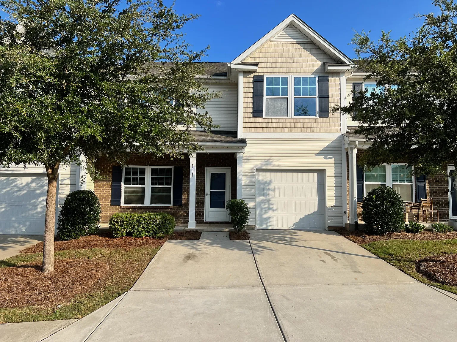 3 bed, 2.5 bath, 2069 sqft, $2,200 — Photo 1