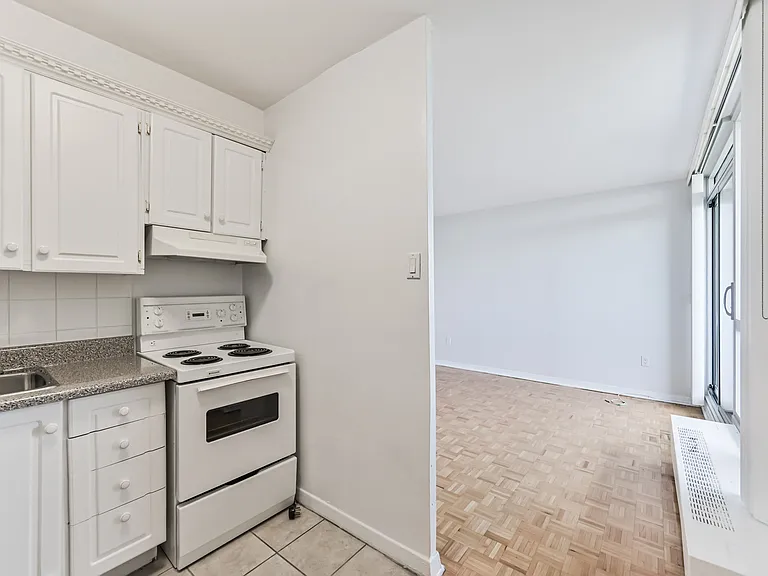 20 Prince Arthur Ave — Photo 6
