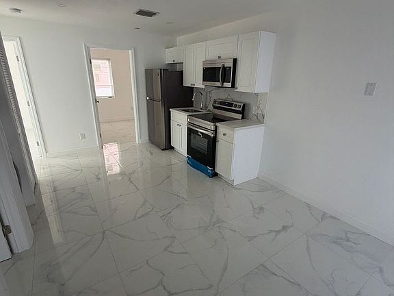 4th image of 729 SW 3rd St #4