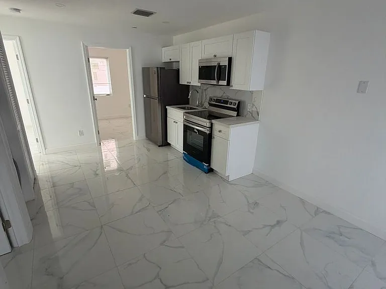 729 SW 3rd St — Photo 4