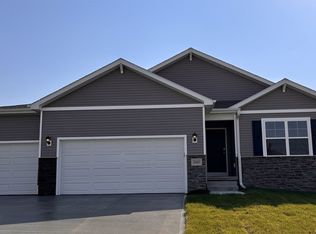 2851 Mary Green Rd, Hiawatha, IA 52233