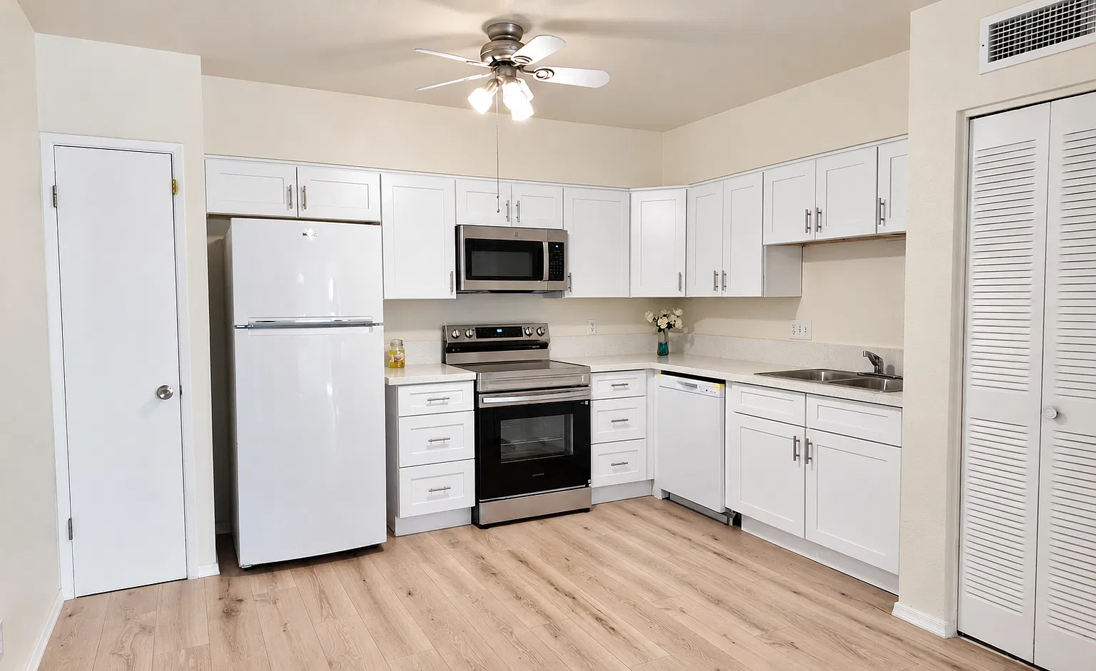 2 bed, 784 sqft, $1,600 — Photo 2