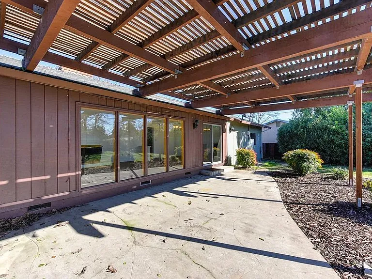 1302 Frances Dr — Photo 17
