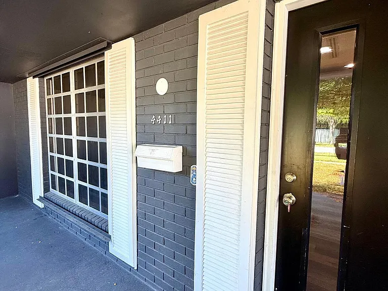 4411 Thomas St — Photo 4