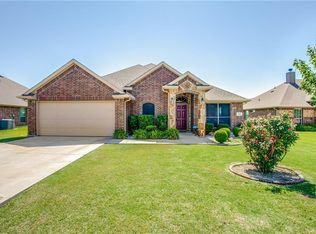 108 Honeysuckle Ln, Waxahachie, TX 75165
