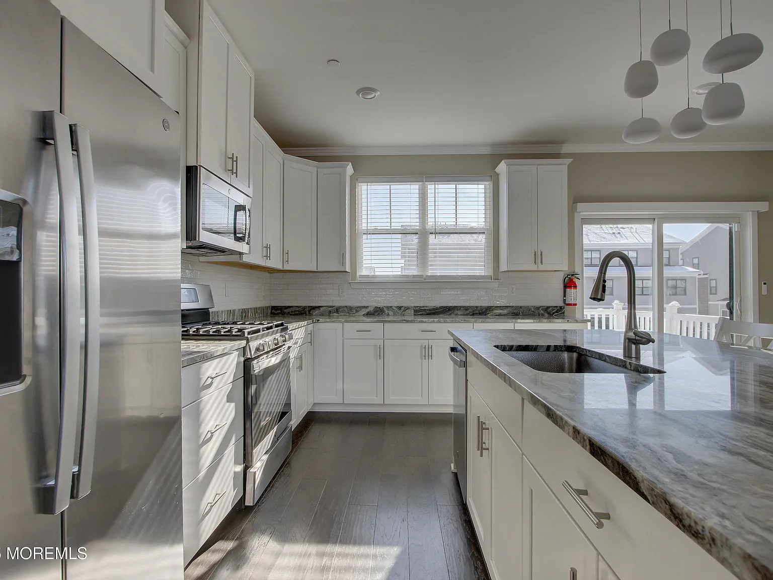 3 bed, 4.5 bath, 2367 sqft, $4,800 — Photo 2