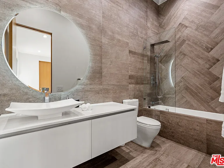 6617 Lindenhurst Ave — Photo 31