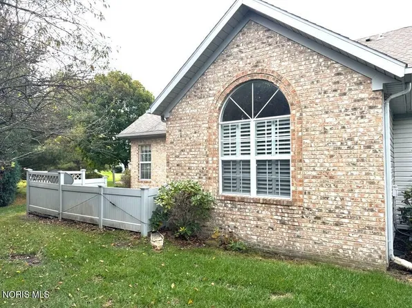 93 Stonegate Cir, Bowling Green, OH 43402