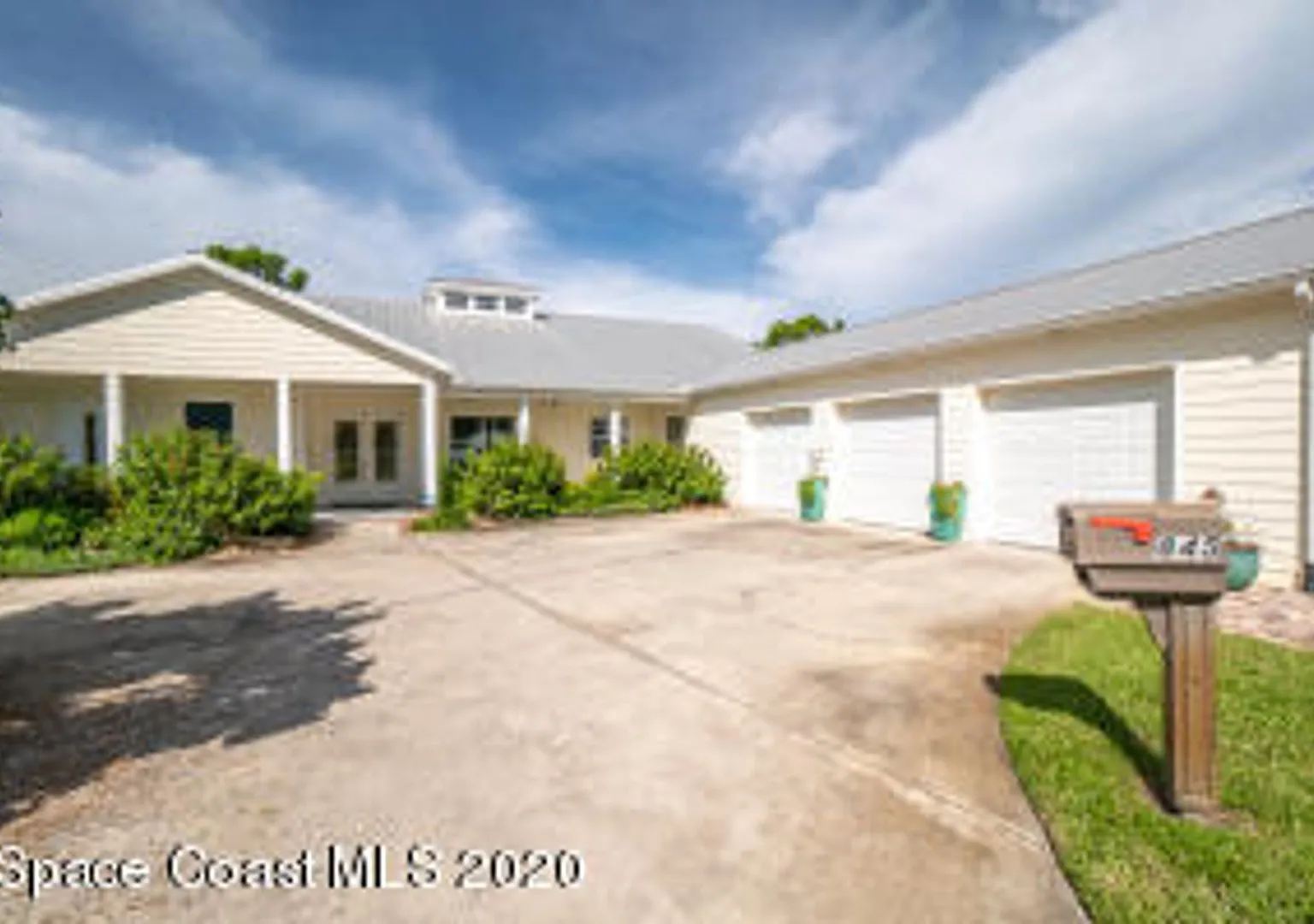 Executiive Indian River home with pool and boat dock/lift — Photo 1
