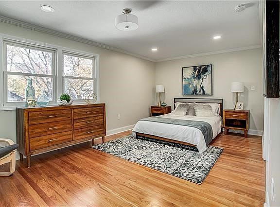 4th image of 8814 Newton Dr