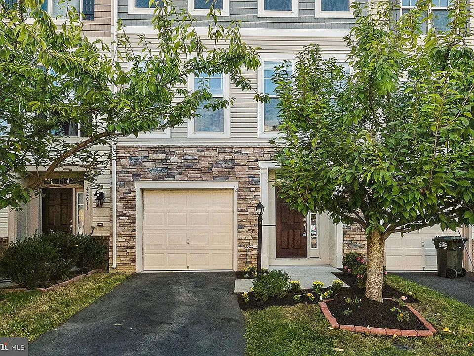 Building Photo - 42609 Chisholm Dr