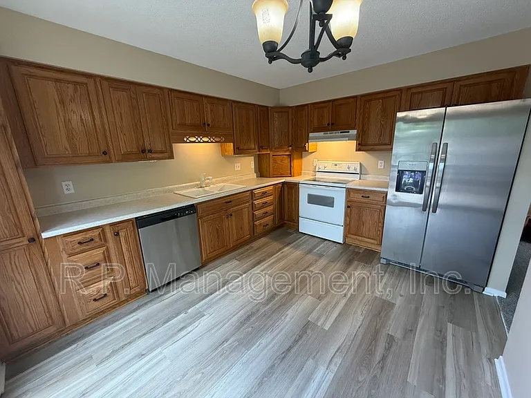 555 Lake Cove Ct — Photo 2