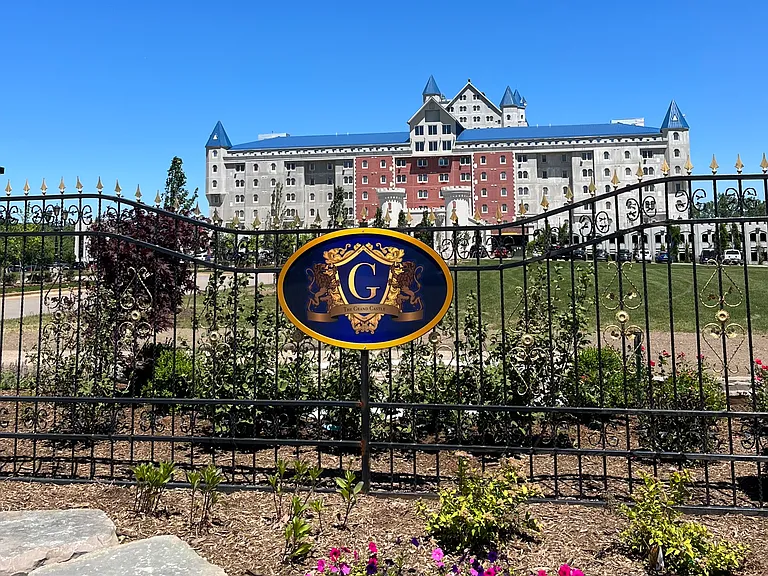 Grand Castle Apartments — Photo 17
