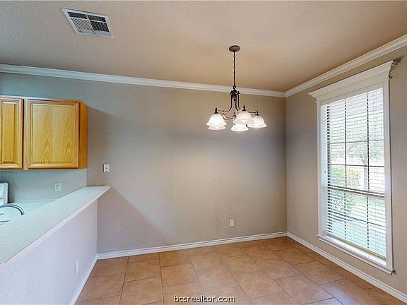 3rd image of 121 Kleine Ln