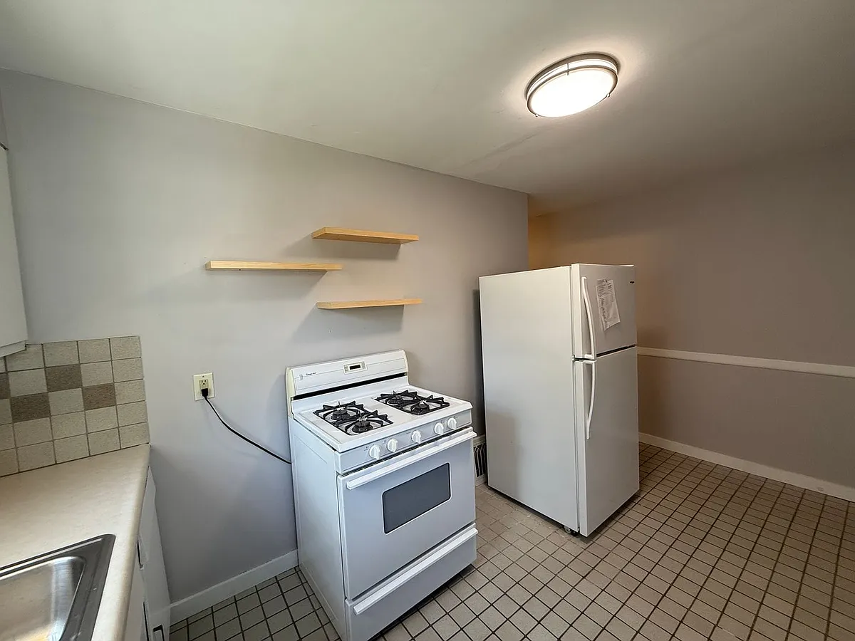 Building Photo - 329 Lyon St NE #2