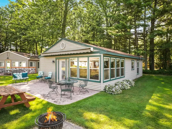 488 McDonald Dr, Houghton Lake, MI 48629