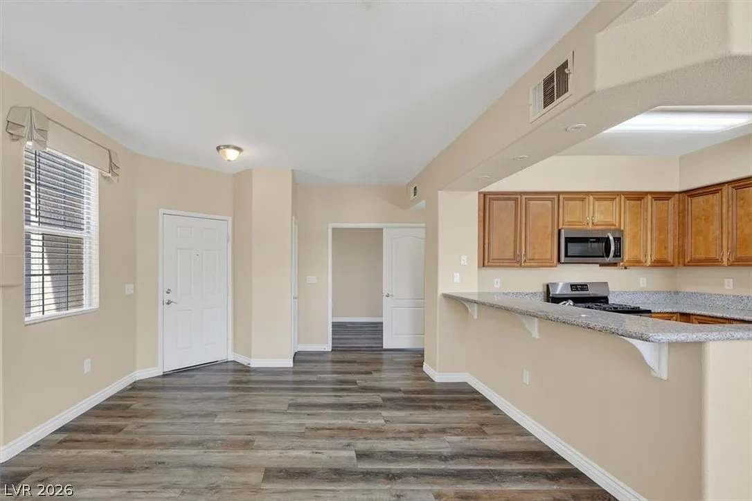 3 bed, 2.0 bath, 1299 sqft, $1,967 — Photo 4