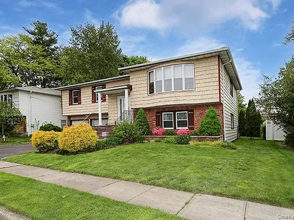 8 Broadfield Place, Glen Cove, NY 11542