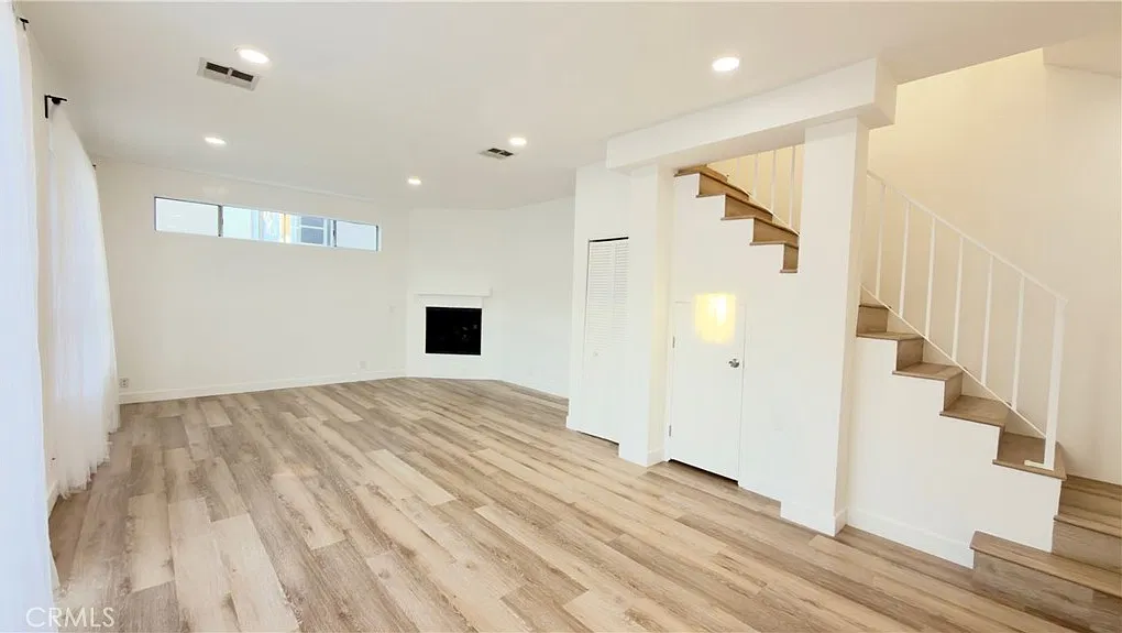 2 bed, 2.5 bath, 1300 sqft, $4,250 — Photo 2