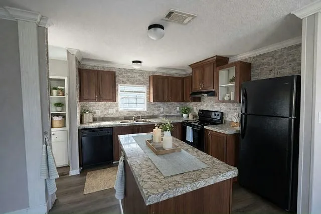 3 bed, 2.0 bath, 1040 sqft, $2,050 — Photo 2