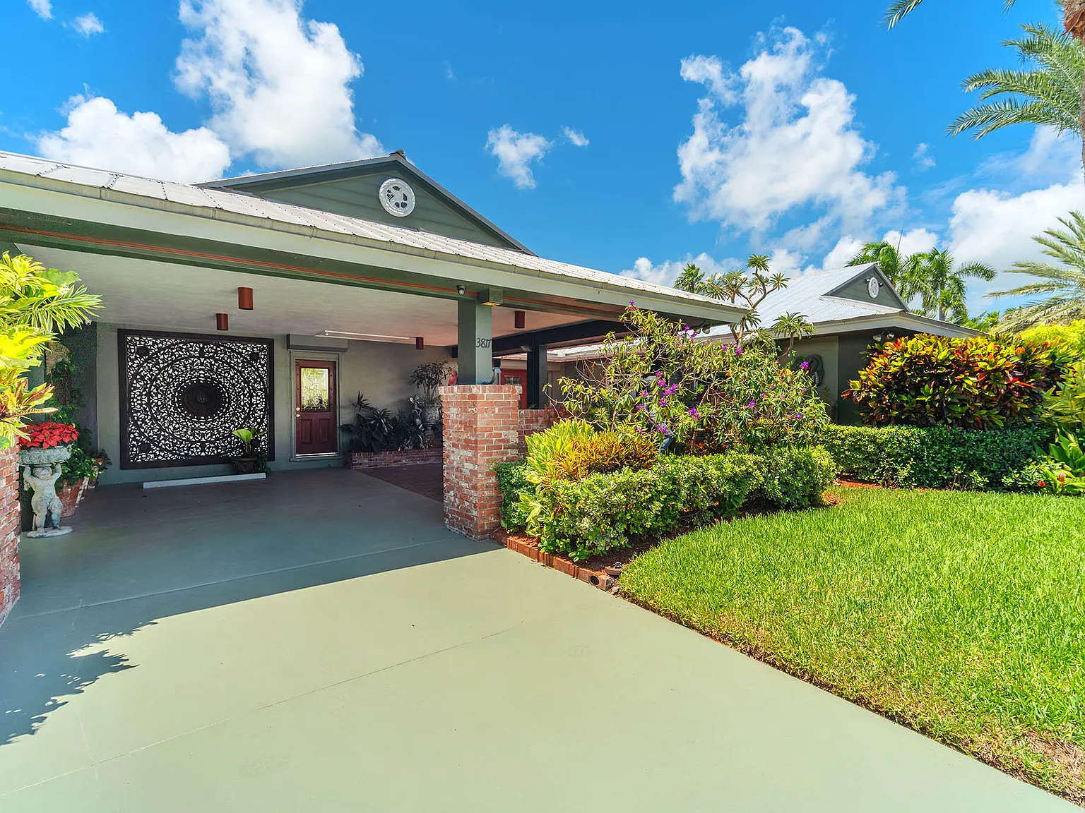 3 bed, 2.0 bath, 2018 sqft, $5,400 — Photo 3