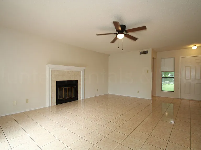 1112 Goodhue Dr — Photo 4
