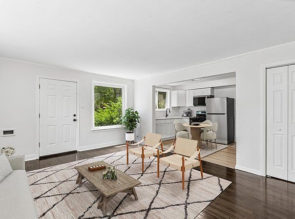 4th image of 10145 S Bensley Ave
